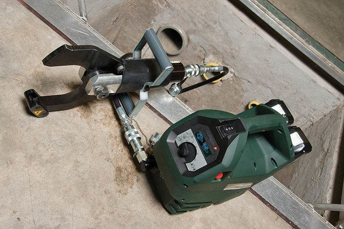 Greenlee Power Pump, Bat 230V Chrgr - Ehp700L22 - GRE-EHP700L22 | GarageAndFab.com